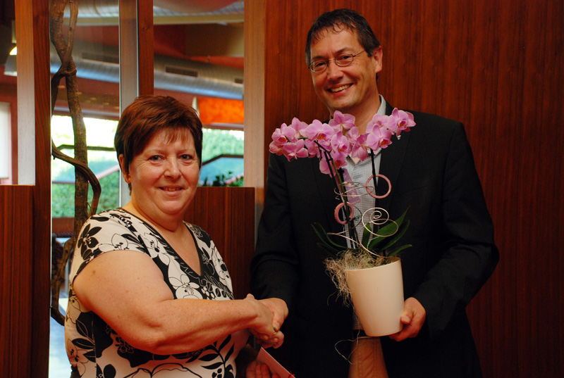 Geschäftsführer Christoph Wutz überreicht Christa Sell Blumen zum Abschied Geschäftsführer Christoph Wutz überreicht Christa Sell Blumen zum Abschied