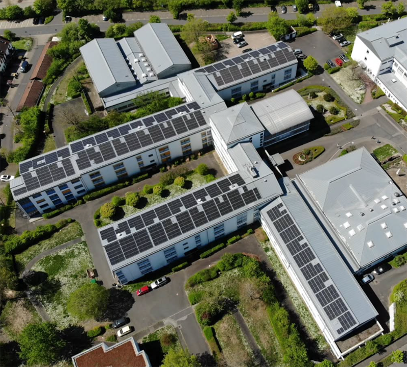 Luftaufnahme der BFW-Gebäude mit Photovoltaikanlage Luftaufnahme der BFW-Gebäude mit Photovoltaikanlage