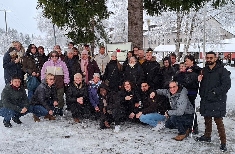 Gruppenfoto der Teilnehmenden vor dem Aura-Hotel