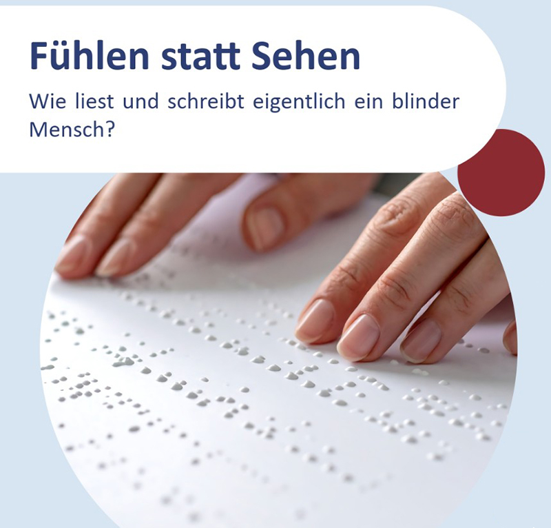 Hände, die auf einem Punktschrift-Ausdruck lesen Hände, die auf einem Punktschrift-Ausdruck lesen