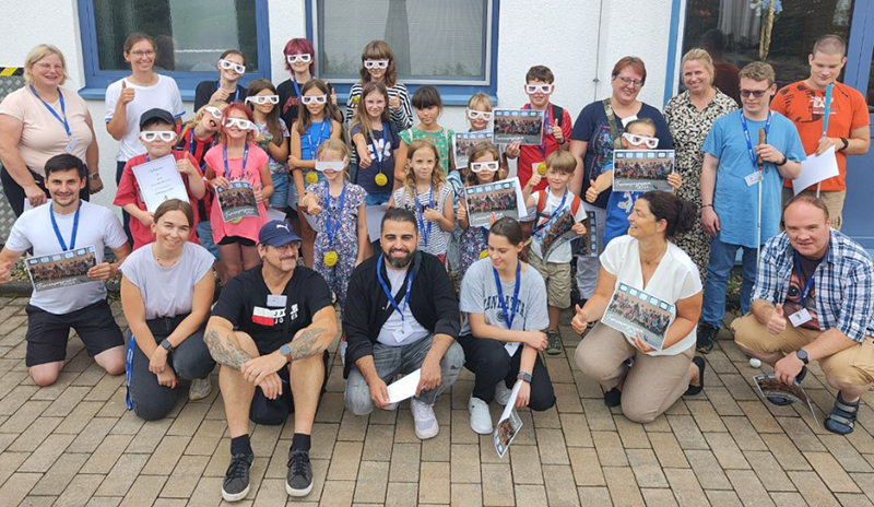 Gruppenfoto der teilnehmenden Kinder und BFW Mitarbeiter*innen