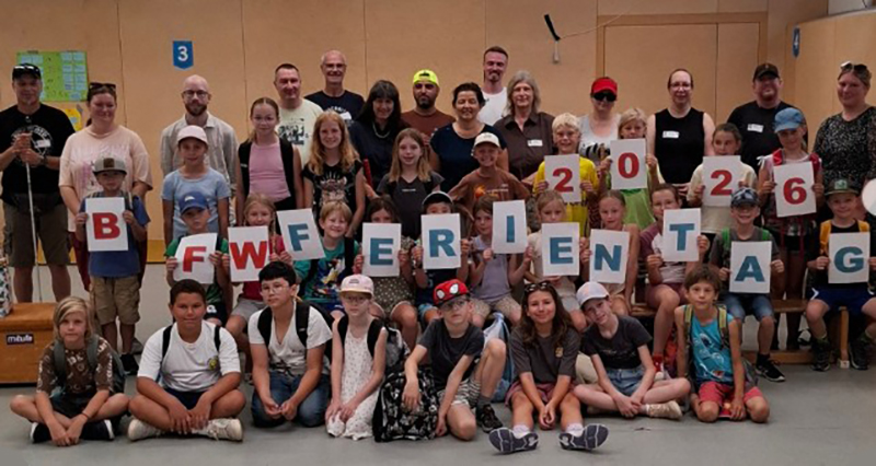 Gruppenfoto der Besucherkinder mit Mitarbeitenden und Teilnehmenden des BFW