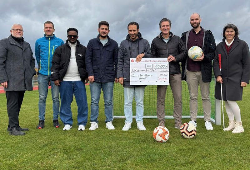 Einige Mitglieder des Fußballteams mit Geschäftsführerin Judith Faltl Einige Mitglieder des Fußballteams mit Geschäftsführerin Judith Faltl