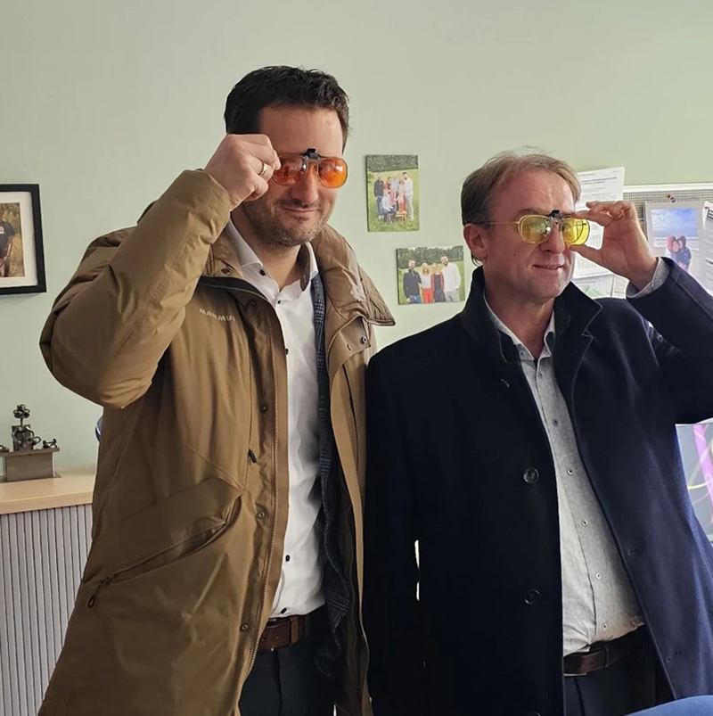 Björn Jungbauer und Wolfgang Fackler beim Testen von Spezialbrillen
