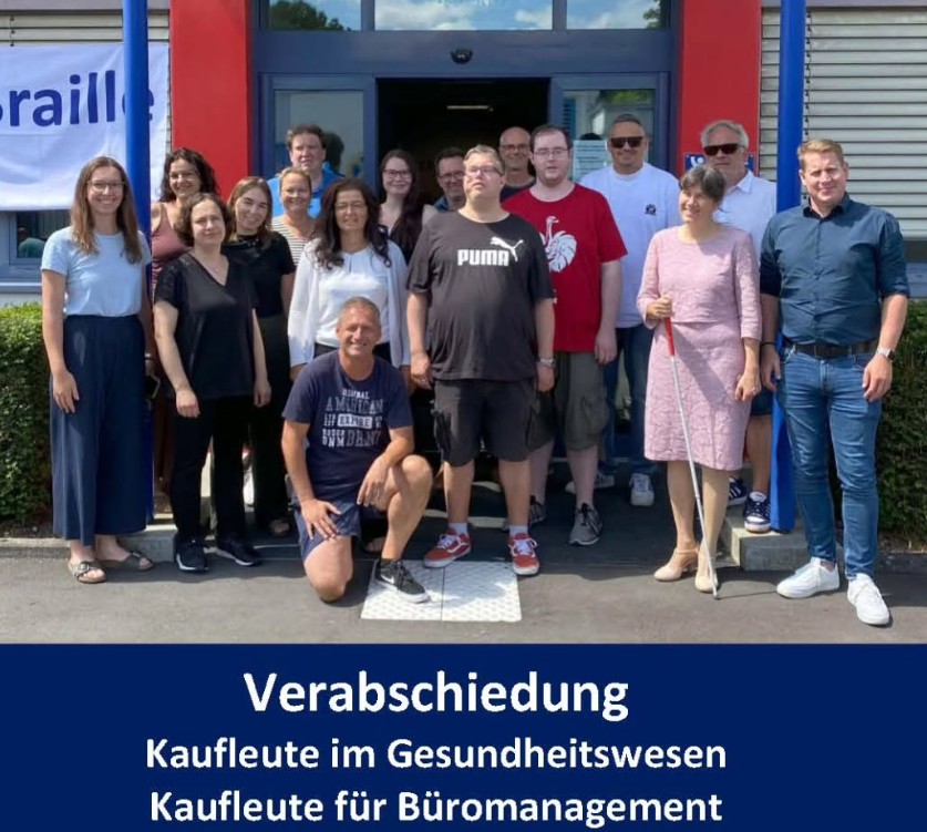 Gruppenfoto der erfolgreichen Absolvent*innen mit ihren Aubilder*innen