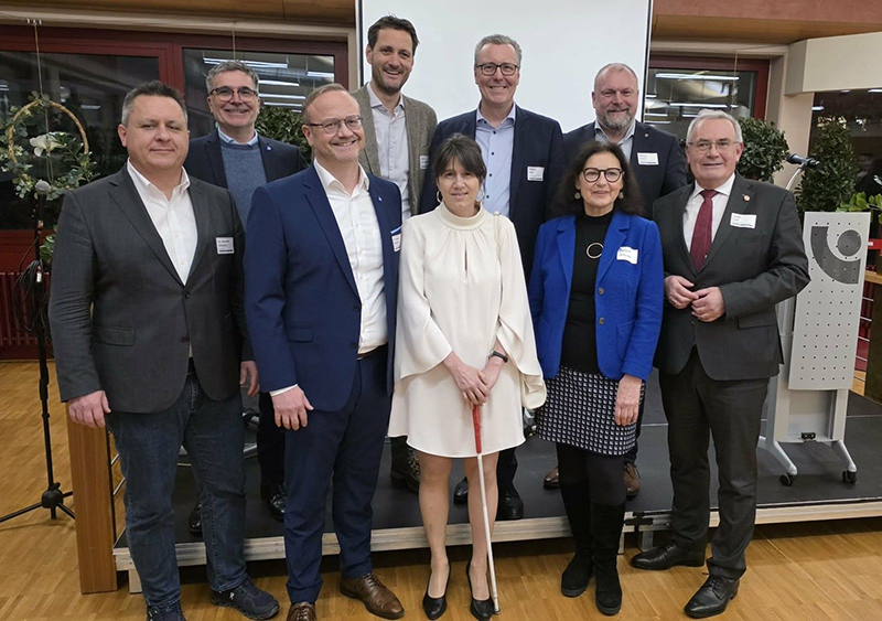 Gäste aus Politik und 
        Partnerorganisationen mit Geschäftsführerin Judith Faltl. Foto v.r.n.l.:Bezirkstagspräsident Stefan Funk,  Barbara Lehrieder
        (Fraktionsvorsitzende der Grünen im Würzburger Stadtrat), BFW-Geschäftsführern Judith Faltl, Dr. Marco Bambach 
        (Aufsichtsratsvorsitzender des BFW Würzburg),  Dr. Benedikt Schreiner (Direktor der Bezirksverwaltung des Bezirks Oberpfalz), 
        hinten Landrat Thomas Eberth, Bürgermeister Jürgen Götz, MdL Björn Jungbauer und Johannes Spielmann (Vorstand der 
        Blindeninstitutsstiftung).
