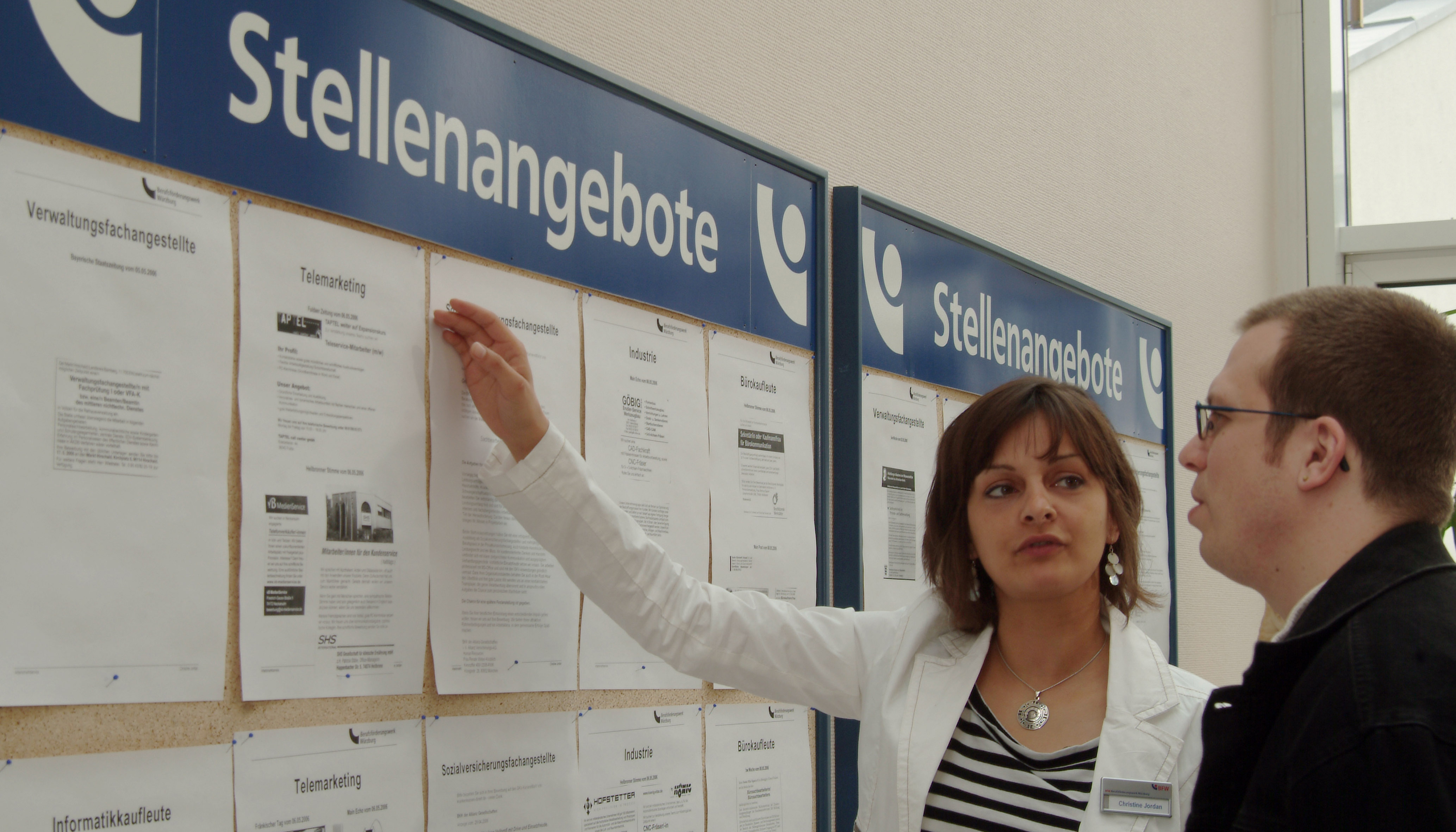 Case Mangerin mit Teilnehmer beim Studium von Stellenanzeigen