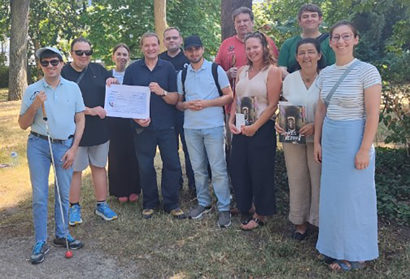 Vertreter*innen des BFW bei der Spendenübergabe an Mitarbeitende von Streetwork Vertreter*innen des BFW bei der Spendenübergabe an Mitarbeitende von Streetwork