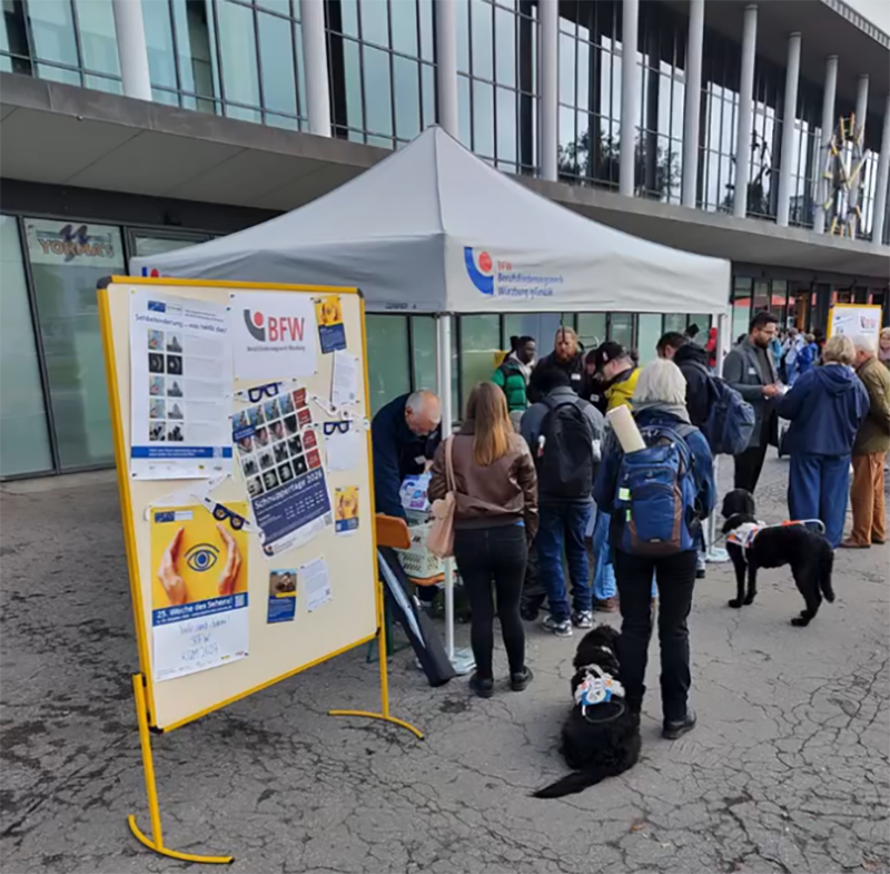 Interessierte Besucher am Stand des BFW Interessierte Besucher am Stand des BFW